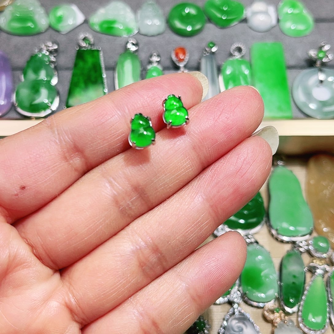 翡翠颈饰未镶嵌祼石