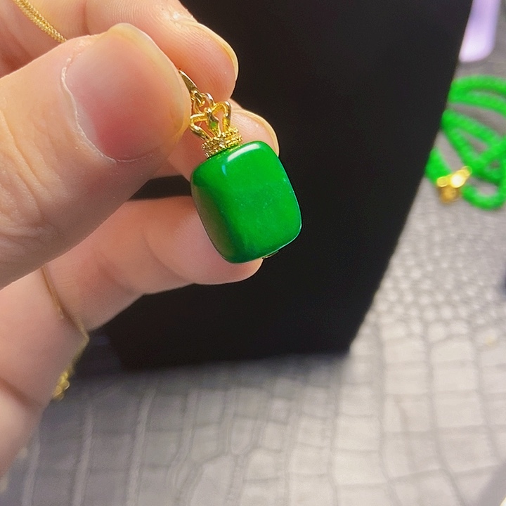 颈饰18K金镶嵌翡翠