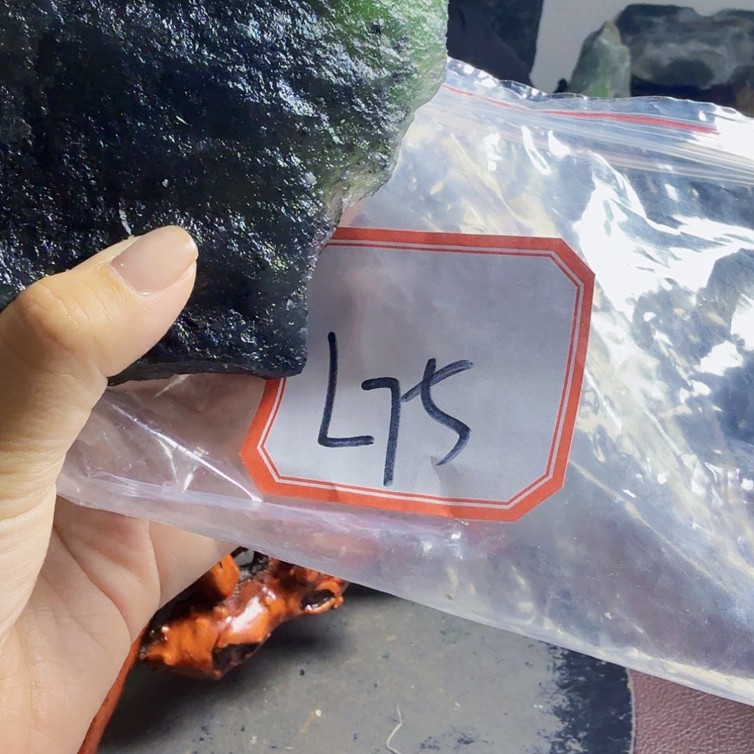 金***啊未镶嵌蛇纹石玉原石料