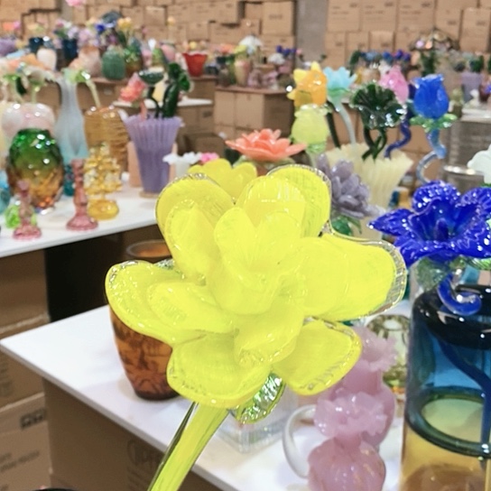 琉璃花瓶高45厘米宽2厘米