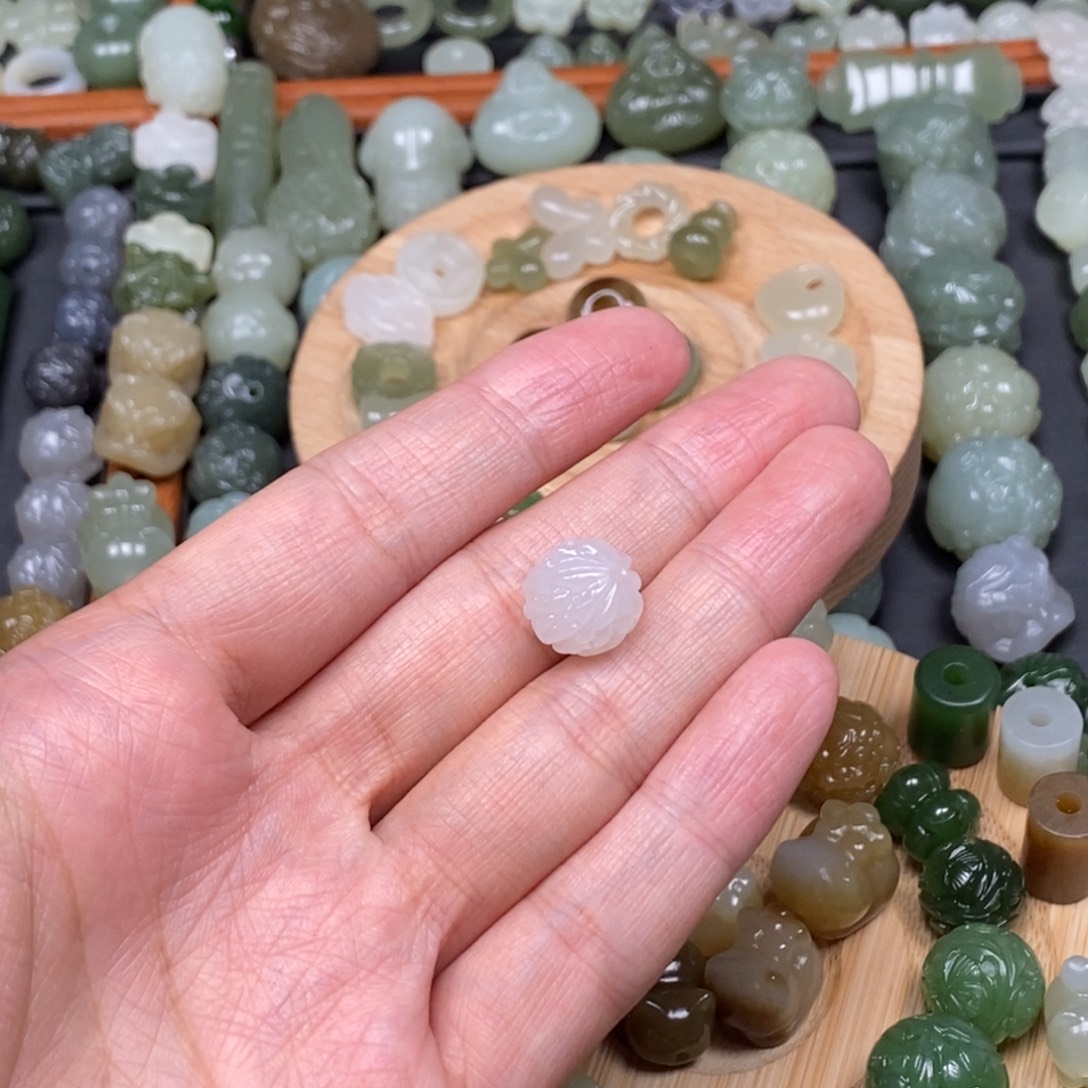 牧***牧和田玉未镶嵌颈饰