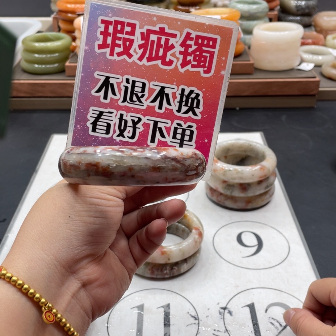 欣***成未镶嵌手镯石英质玉