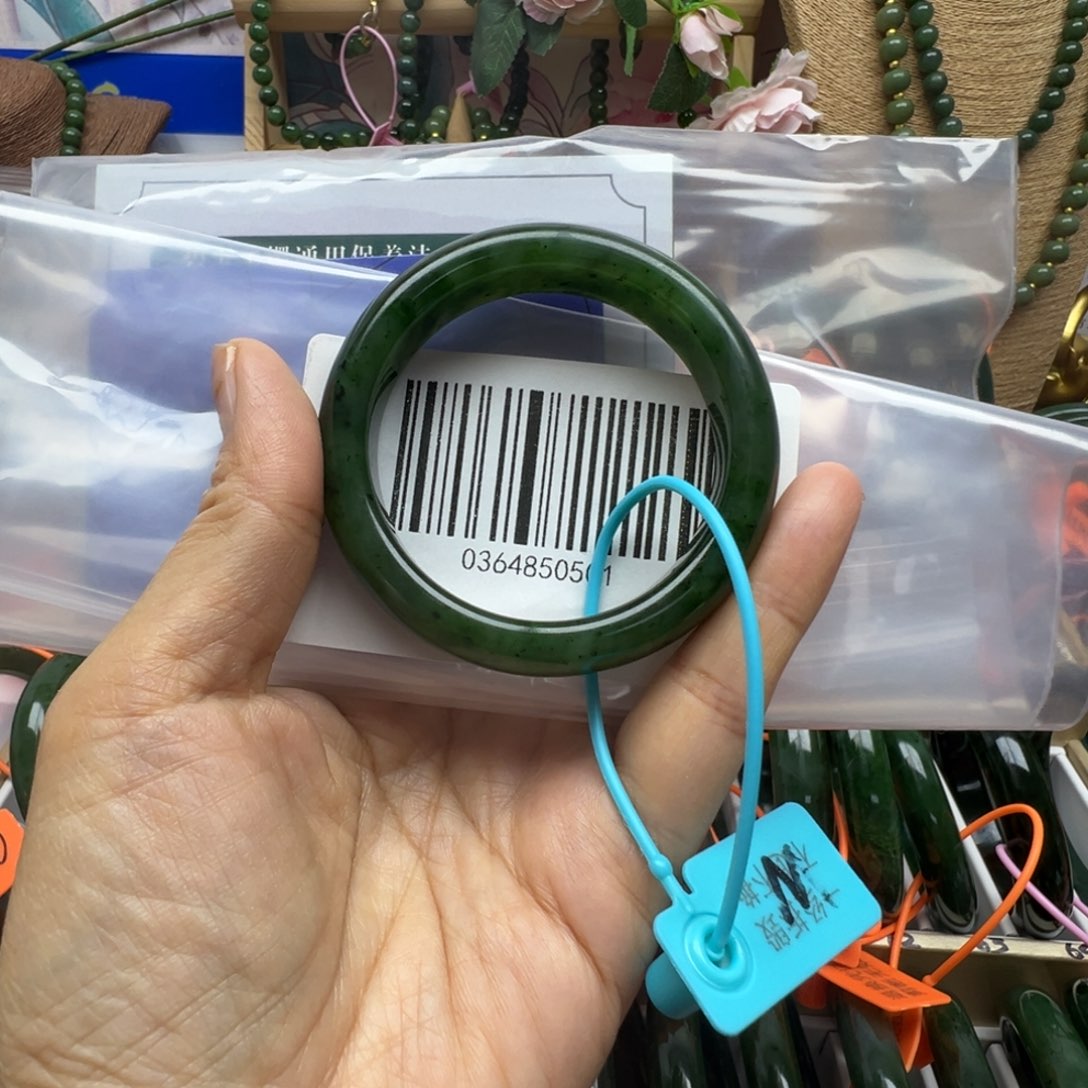 萍***…和田玉未镶嵌手镯