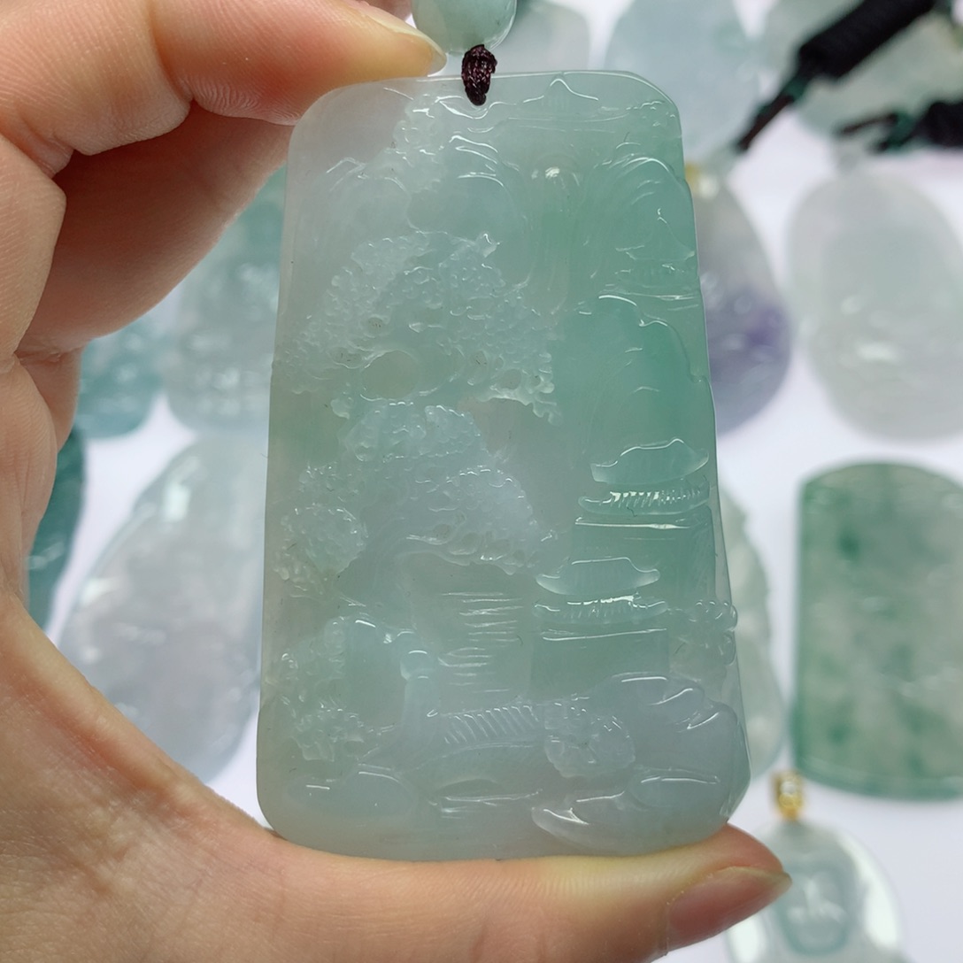 翡翠颈饰未镶嵌山水