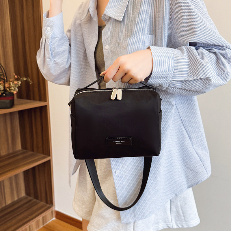 2025新款时尚百搭手提包女复古潮流小方包高级感单肩休闲黑色包包