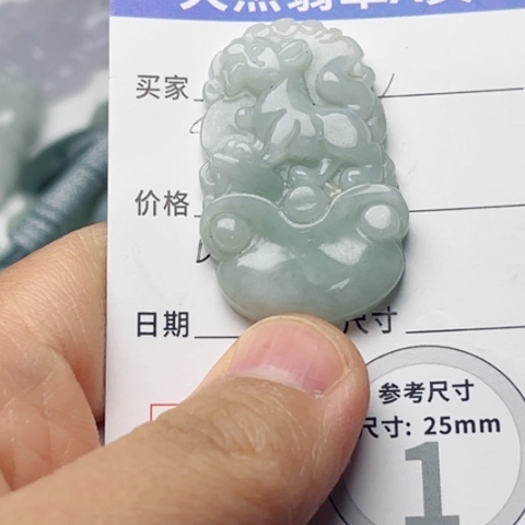 翡翠颈饰未镶嵌狗