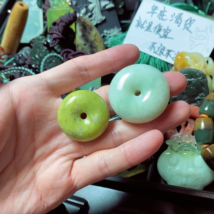 蛇纹石玉颈饰合金