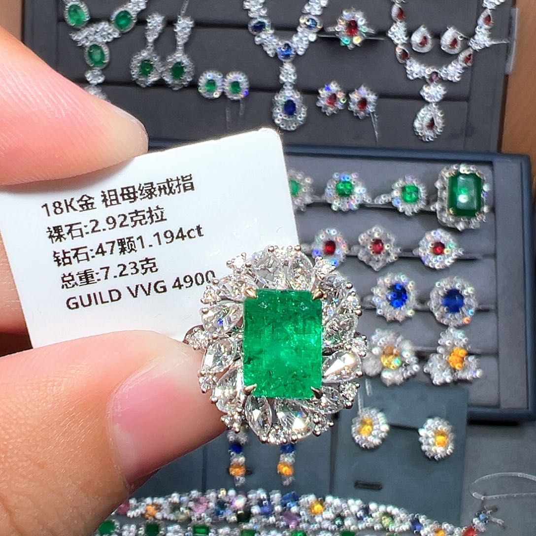 18K金镶嵌戒指祖母绿