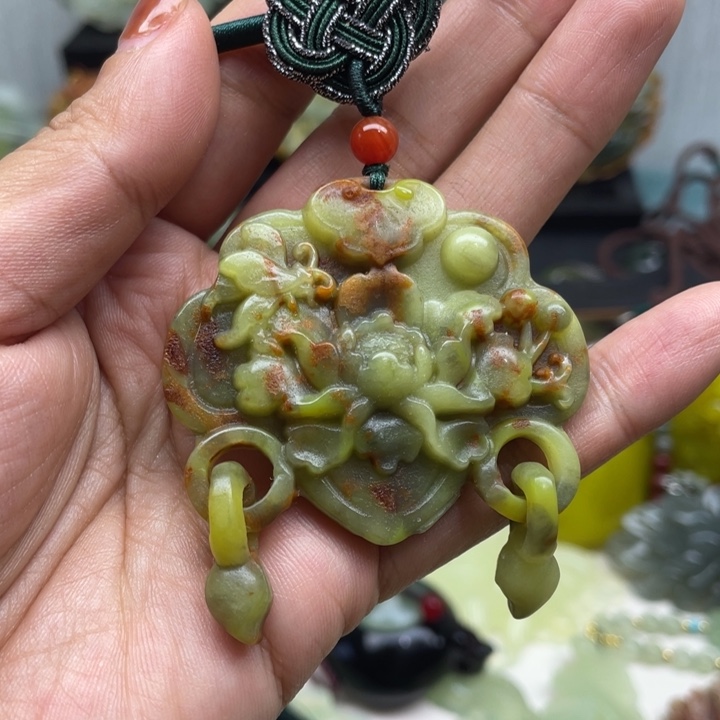 蛇纹石玉未镶嵌颈饰