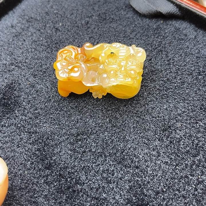 石英质玉（黄龙玉）颈饰未镶嵌