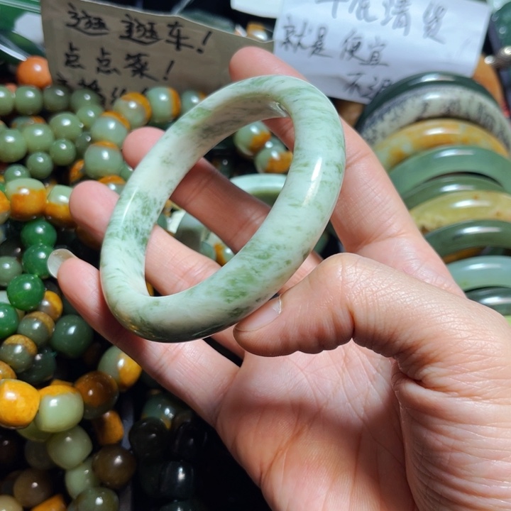 岫岩河磨玉（透闪石质玉）颈饰未镶嵌陳**?