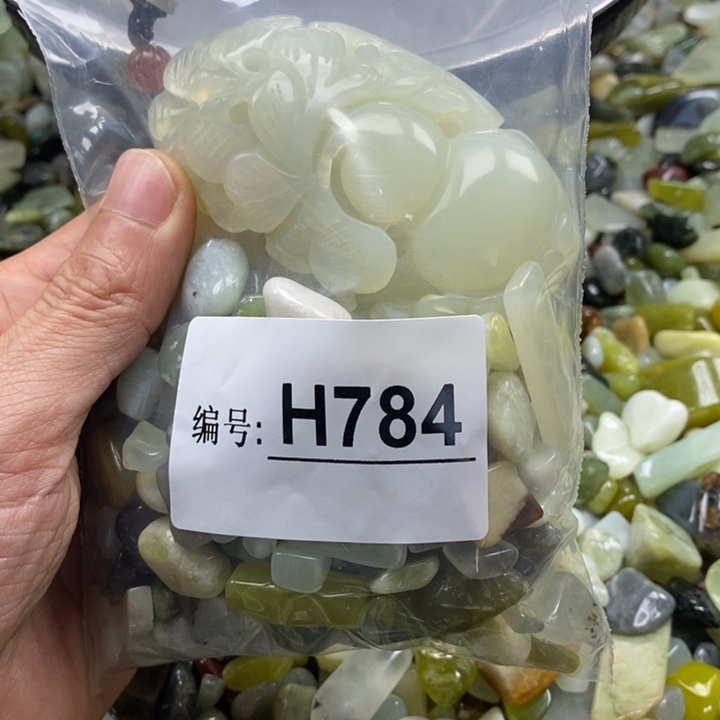 蛇纹石玉鱼缸石未镶嵌
