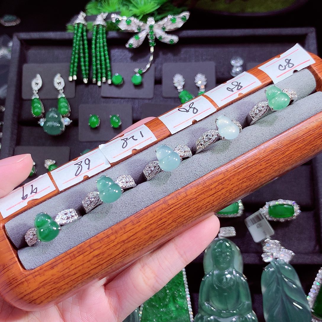 颈饰未镶嵌翡翠可挑其一