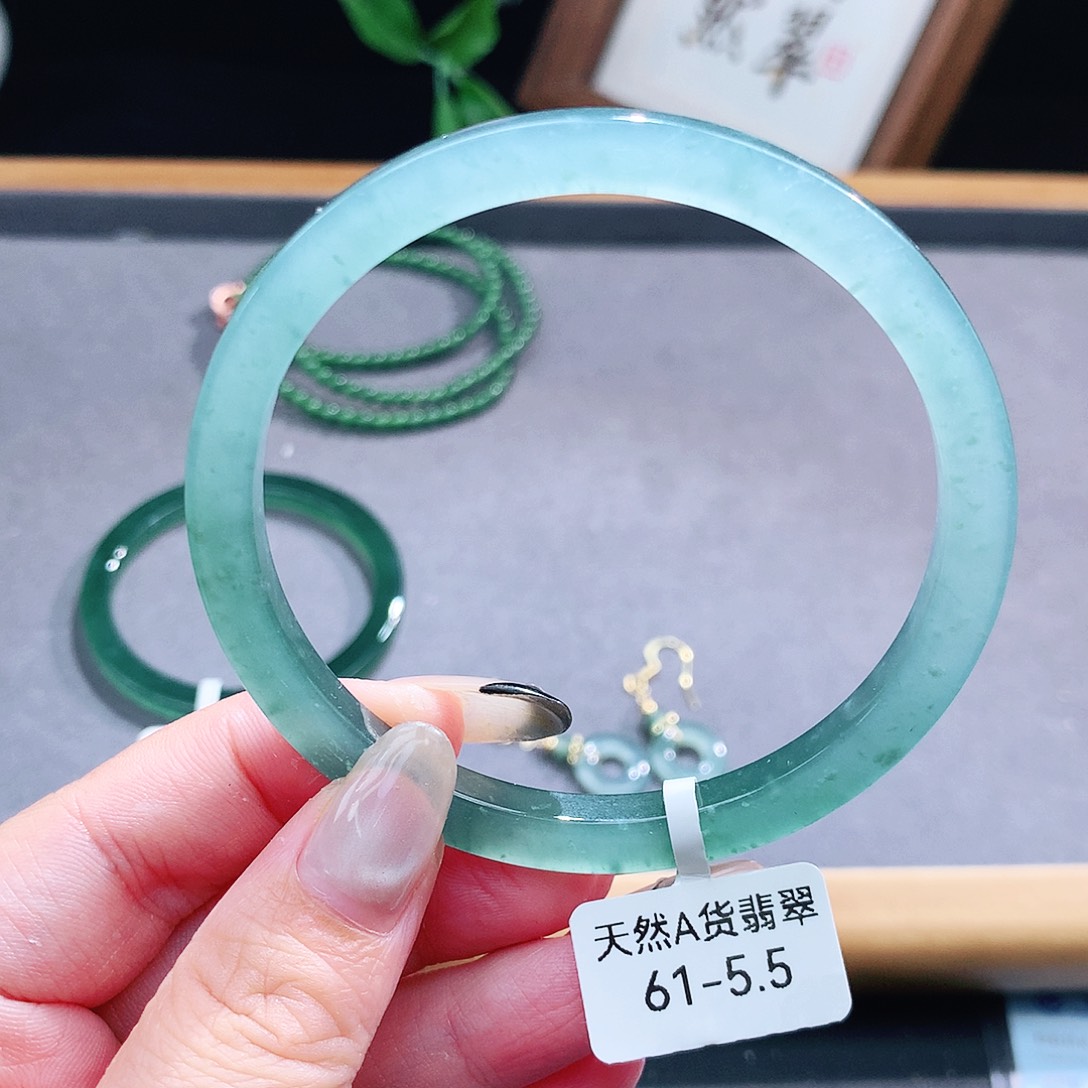 翡翠手镯（圆镯）未镶嵌