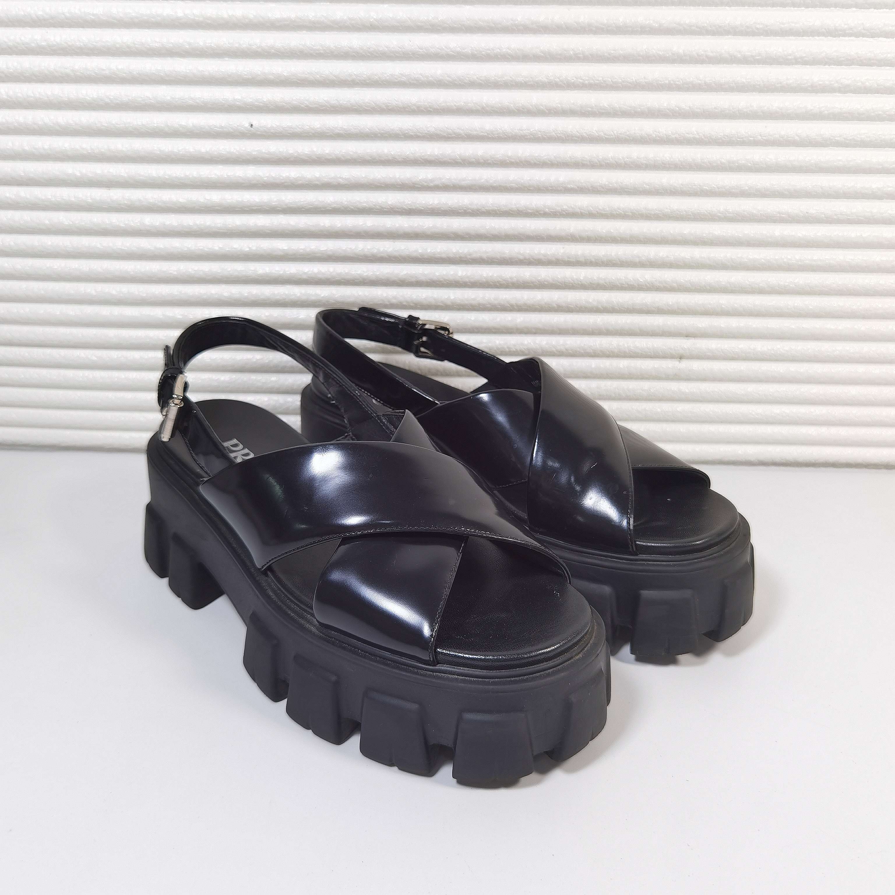95新 Prada/普拉达 prada普拉达 monolith 黑色厚底松糕凉鞋