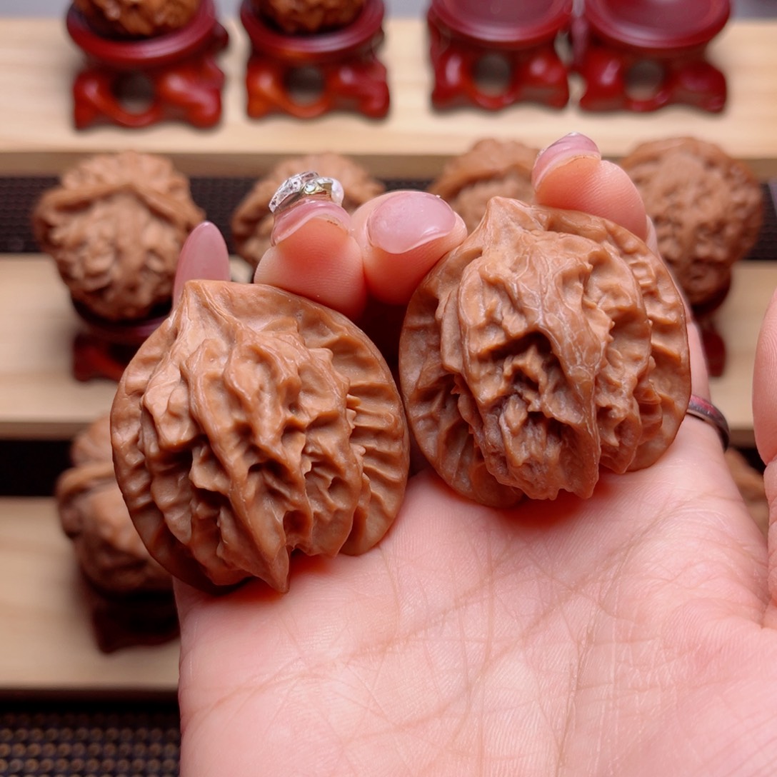 文玩核桃把件大红龙