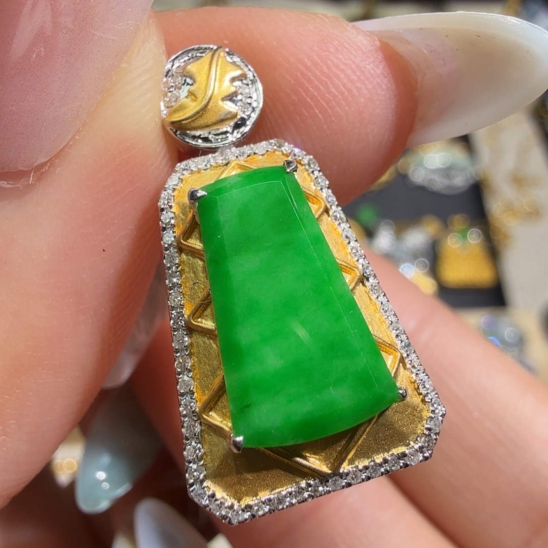 翡翠18K金镶嵌颈饰