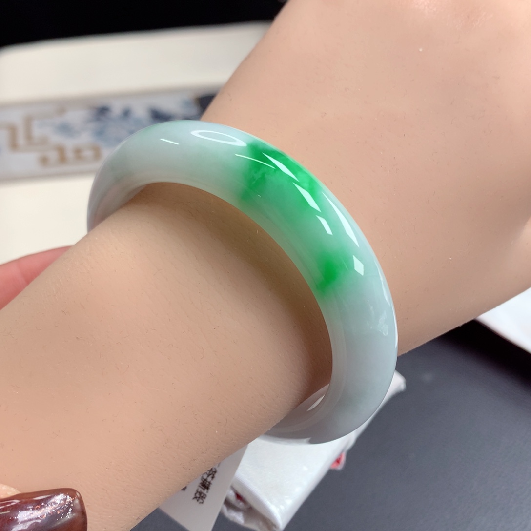 翡翠手镯未镶嵌 正圈53+ 白底辣绿