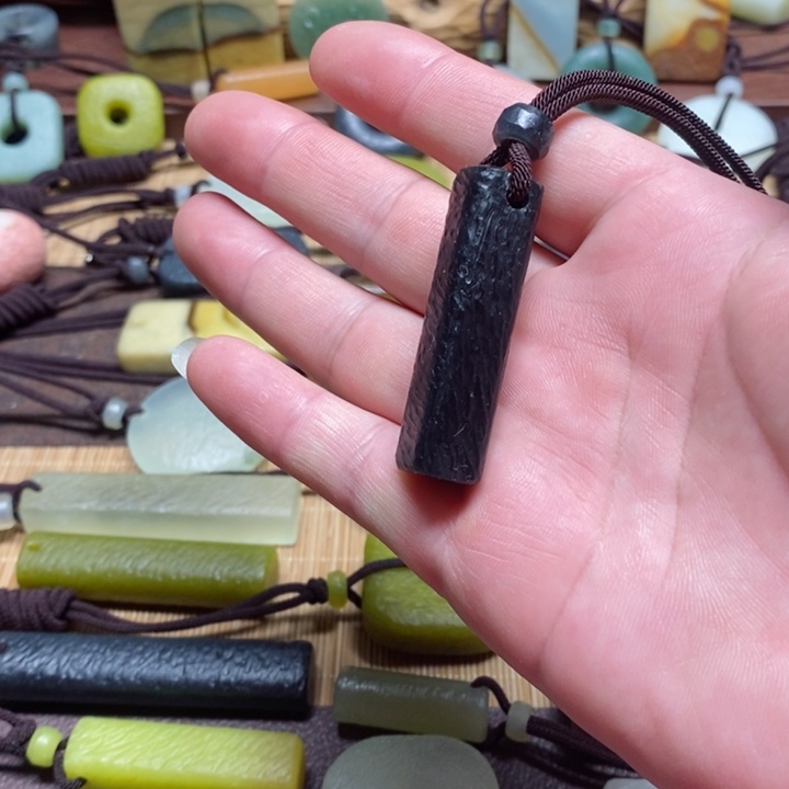 蛇纹石玉挂件未镶嵌