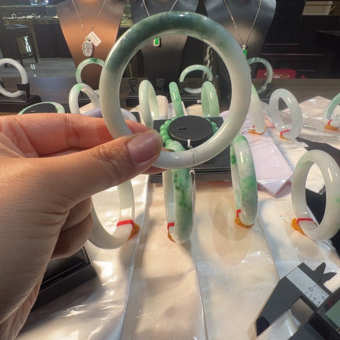 翡翠手镯（圆镯）未镶嵌