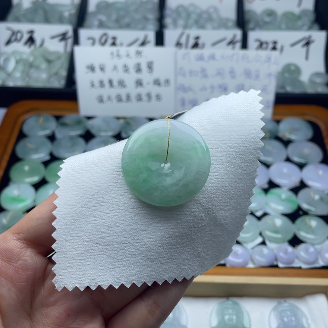 翡翠未镶嵌颈饰平安扣