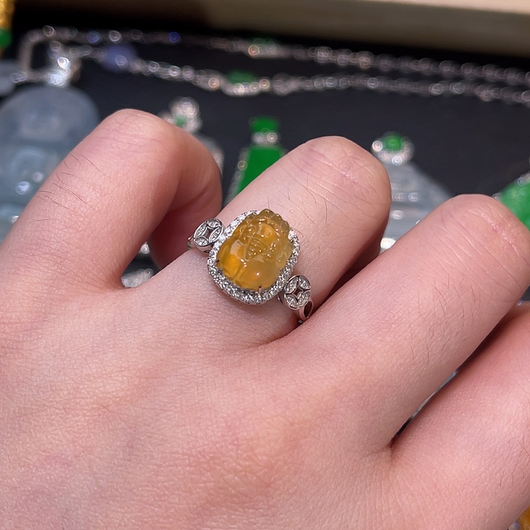 翡翠18K金镶嵌戒指貔貅