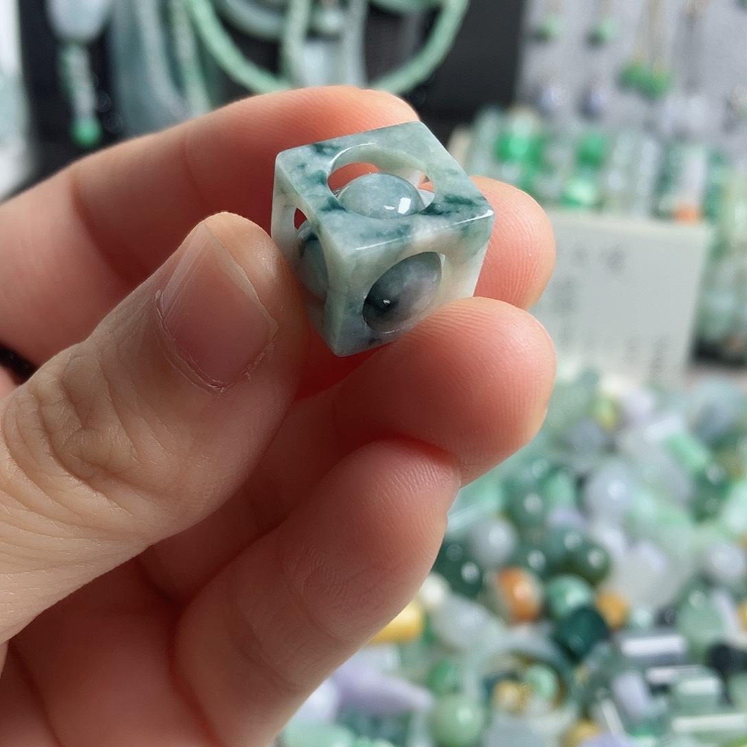 翡翠颈饰未镶嵌转运珠