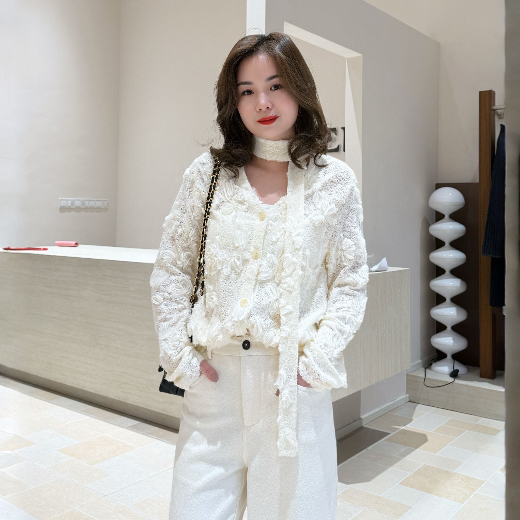 GY4350立体花瓣钩花挂脖飘带上衣