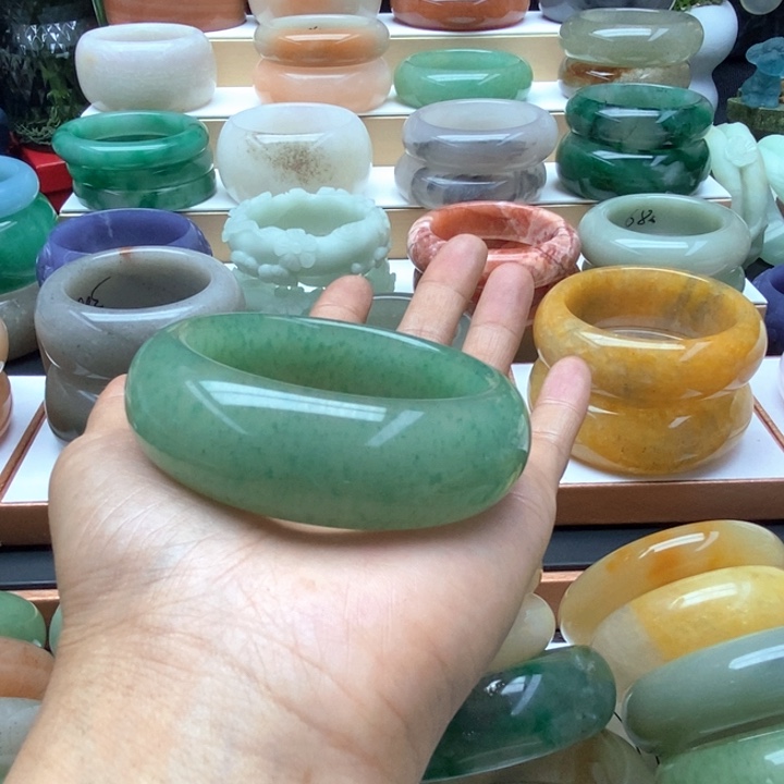 未镶嵌手镯石英质玉（佘太翠）阳*