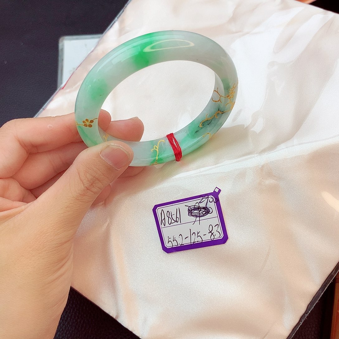 翡翠手镯未镶嵌翡翠