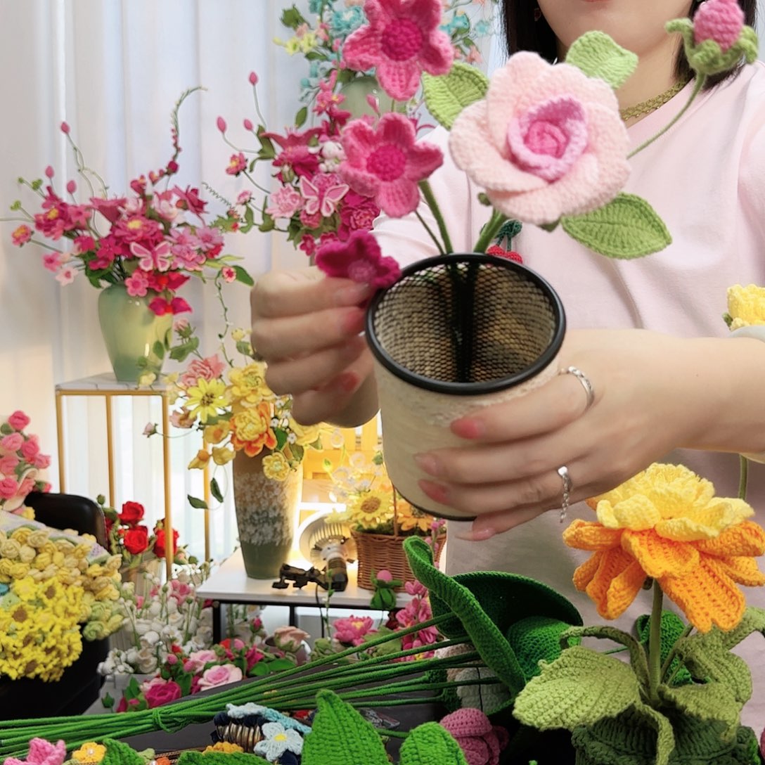 莱赛尔纤维棉手工钩织蔷薇花笔筒