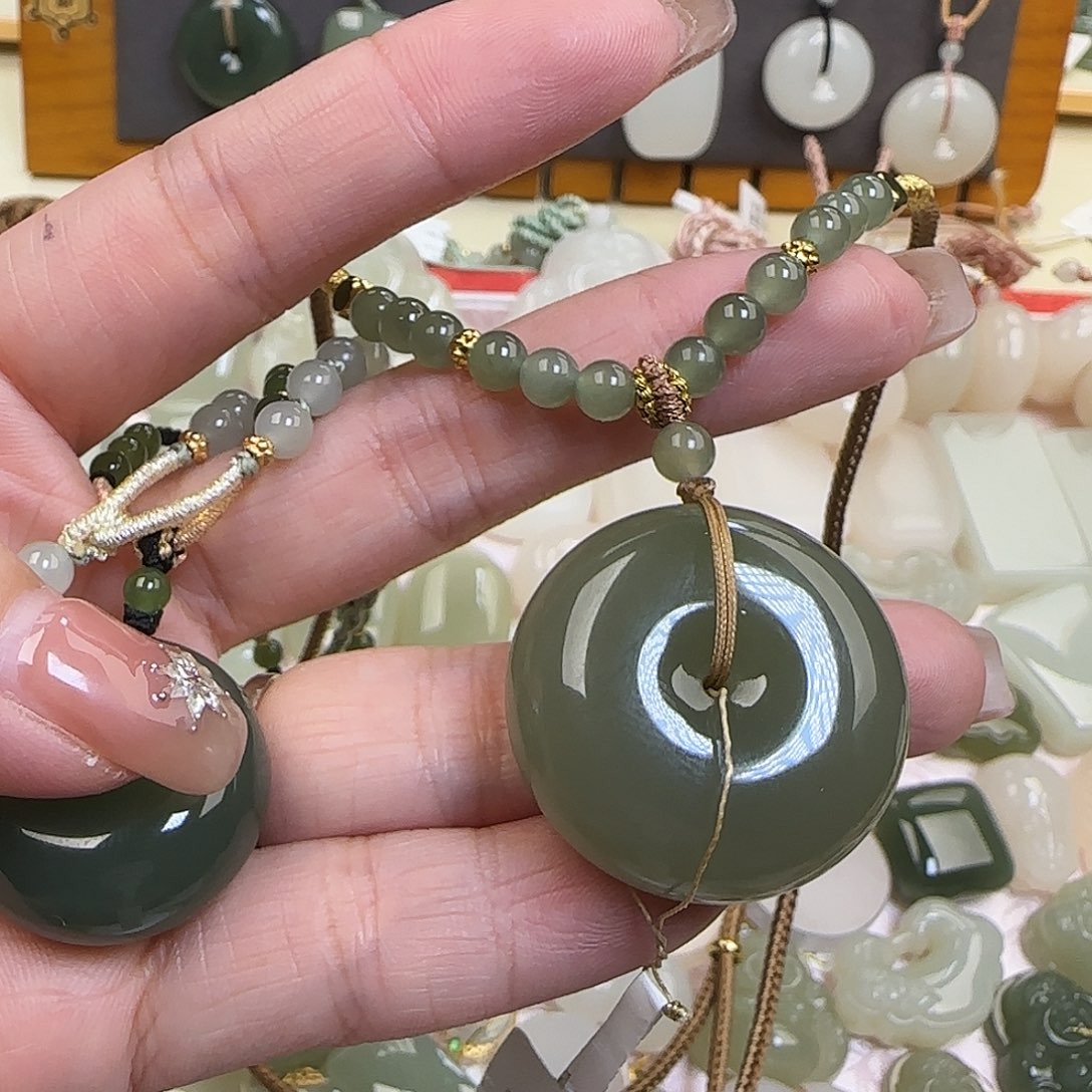 沉***默和田玉未镶嵌颈饰