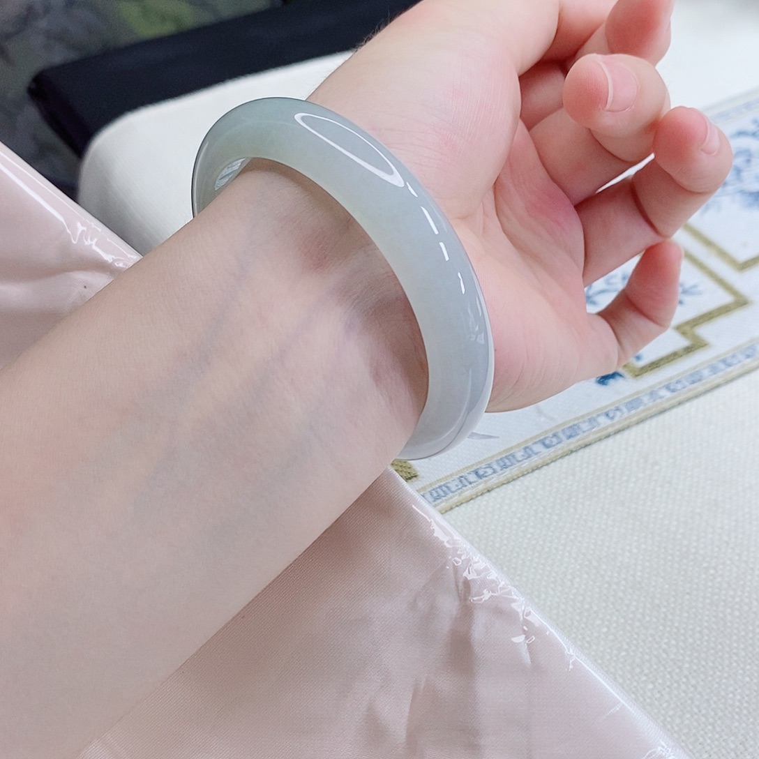 翡翠手镯未镶嵌正装冰胶淡绿渐变