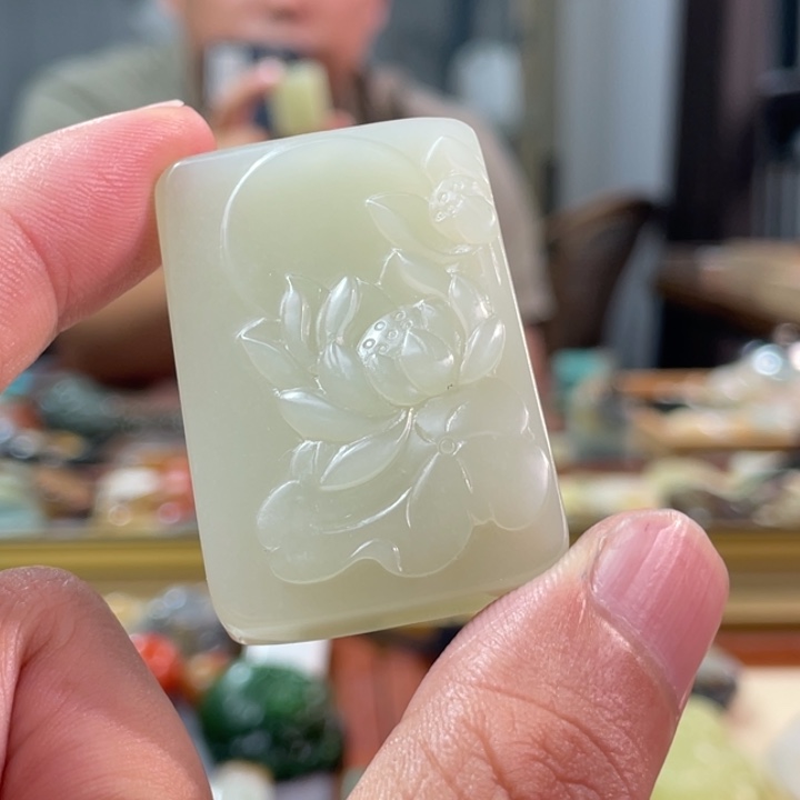 颈饰未镶嵌和田玉梅*