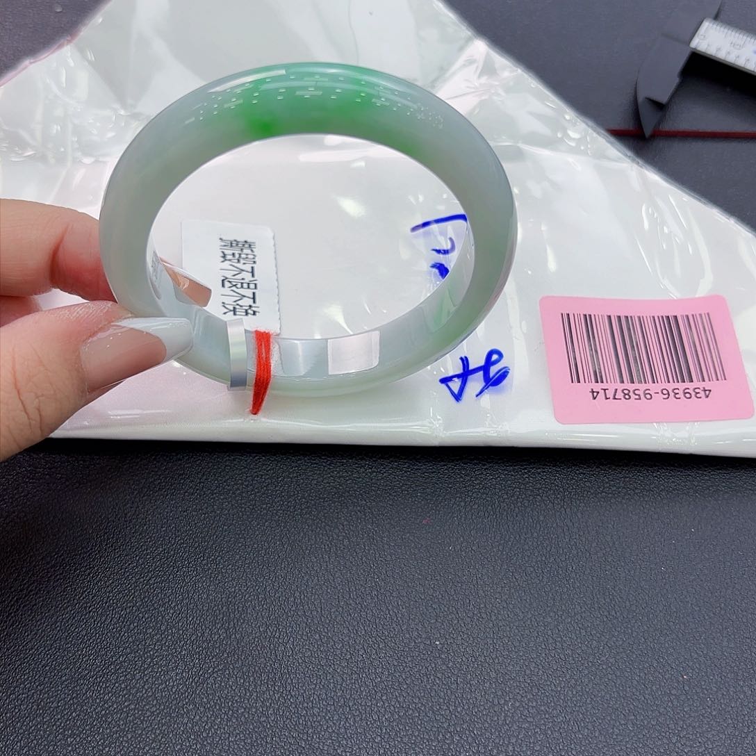 翡翠手镯未镶嵌手镯