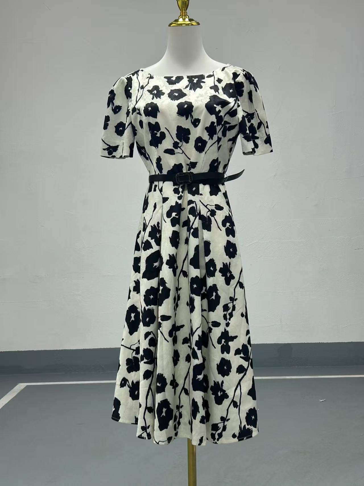 GXO夏季女新款简约浪漫碎花收腰显瘦方领连衣裙子LYQ0096