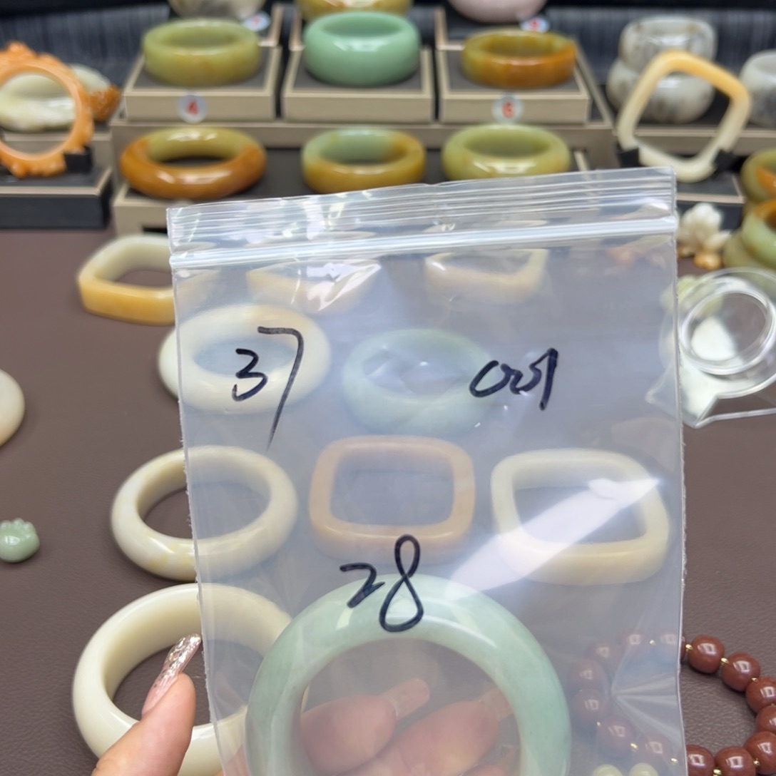 石英质玉手镯未镶嵌?***