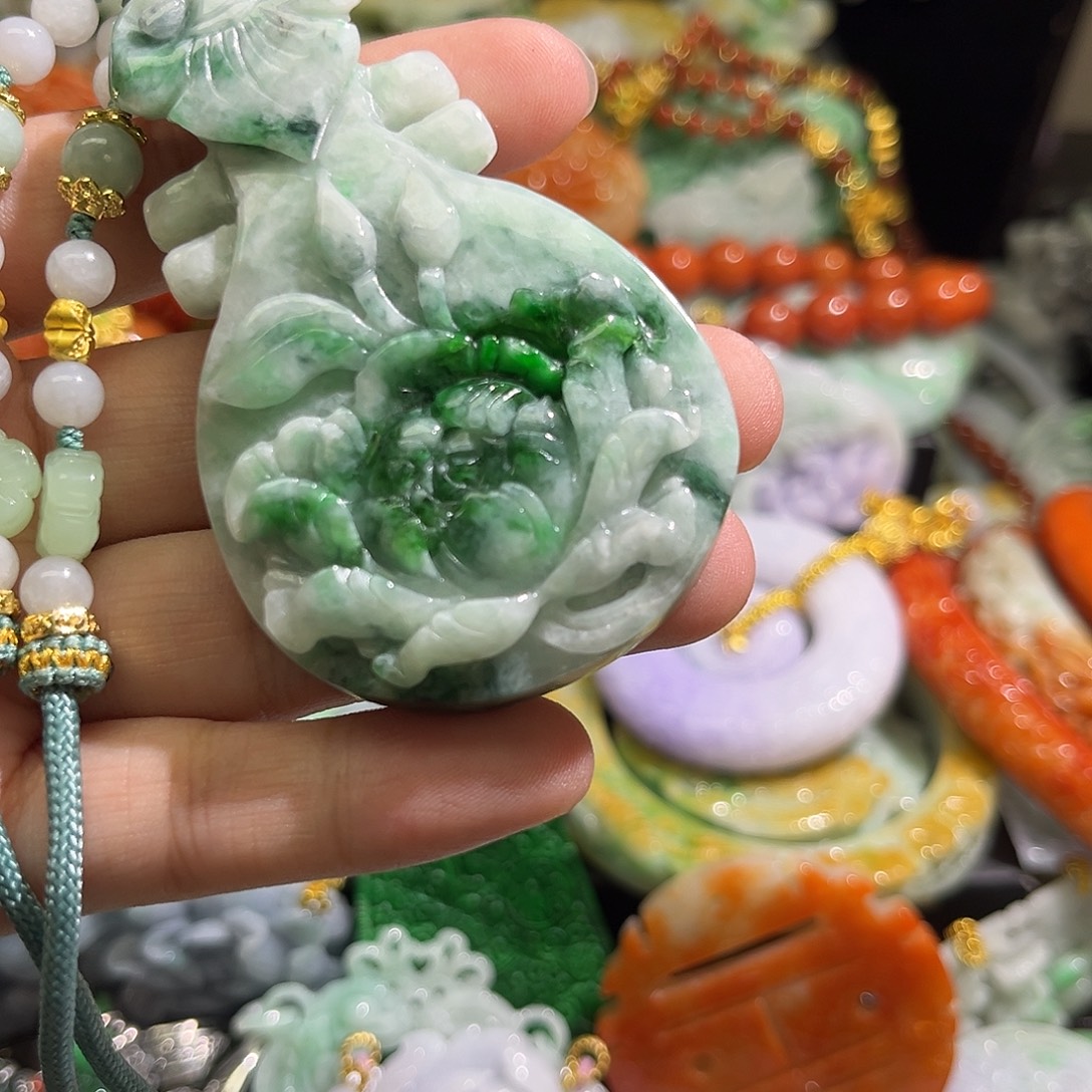 翡翠未镶嵌颈饰待编织