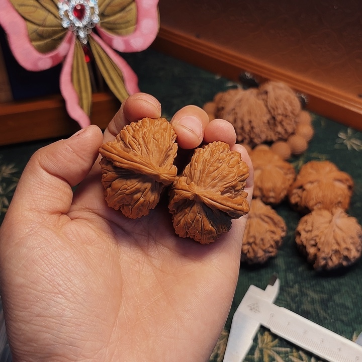 文玩核桃吊坠白狮子半壁