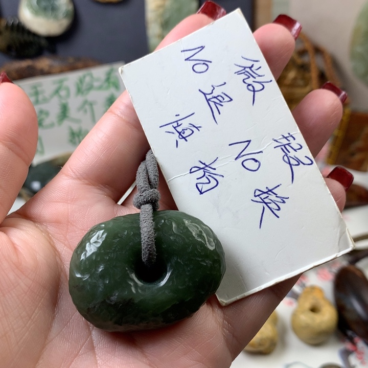 透闪石质玉挂件未镶嵌