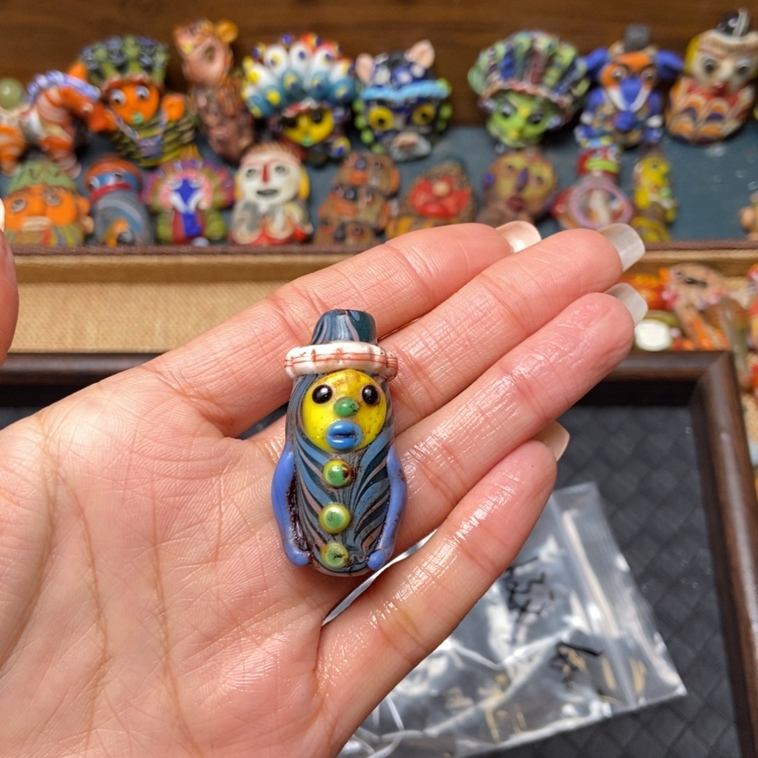 颈饰琉璃小帽子娃娃