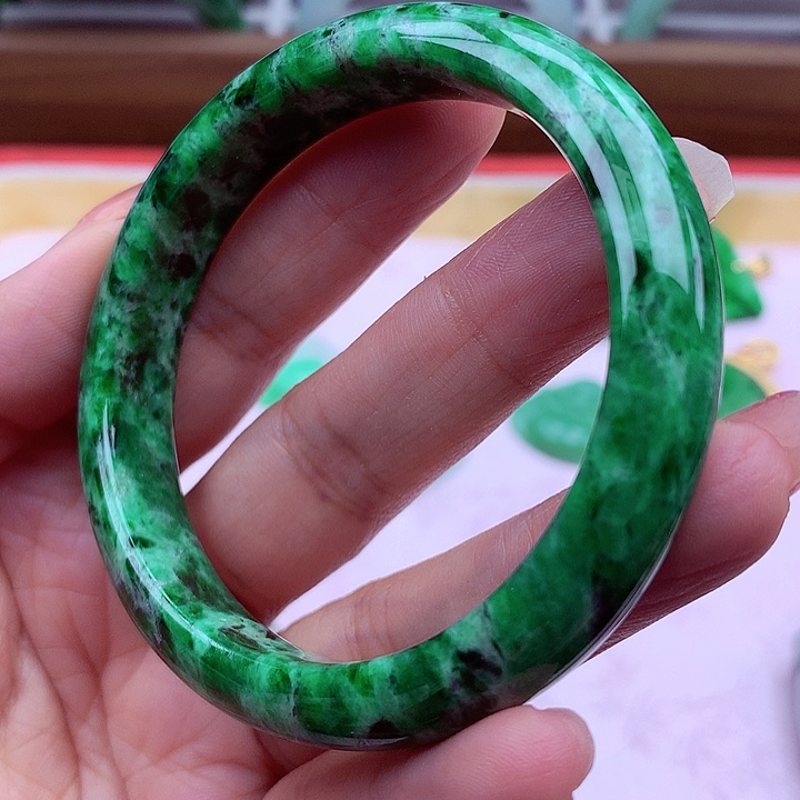 翡翠手镯未镶嵌翡翠