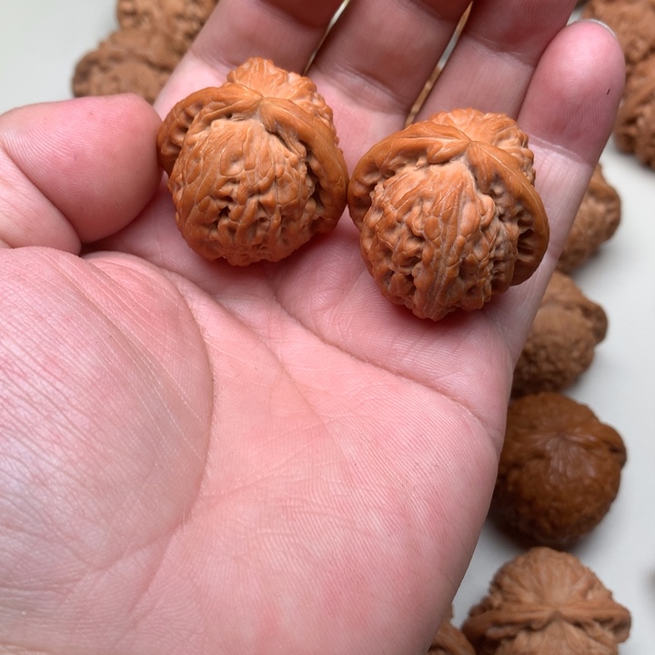 文玩核桃吊坠白狮子35