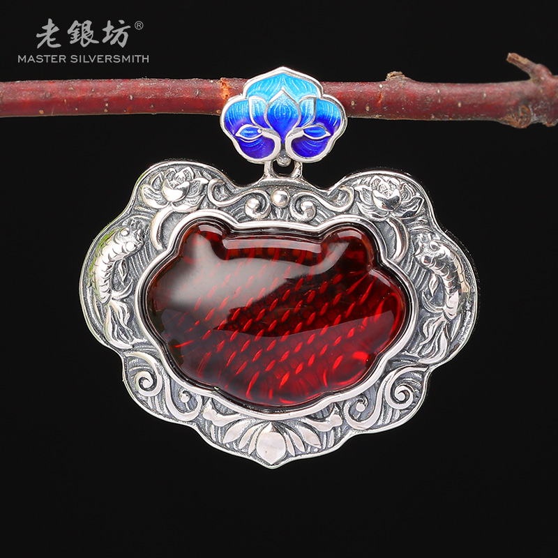 【老银坊】s925银烧蓝如意血珀鱼戏莲吊坠 00232704
