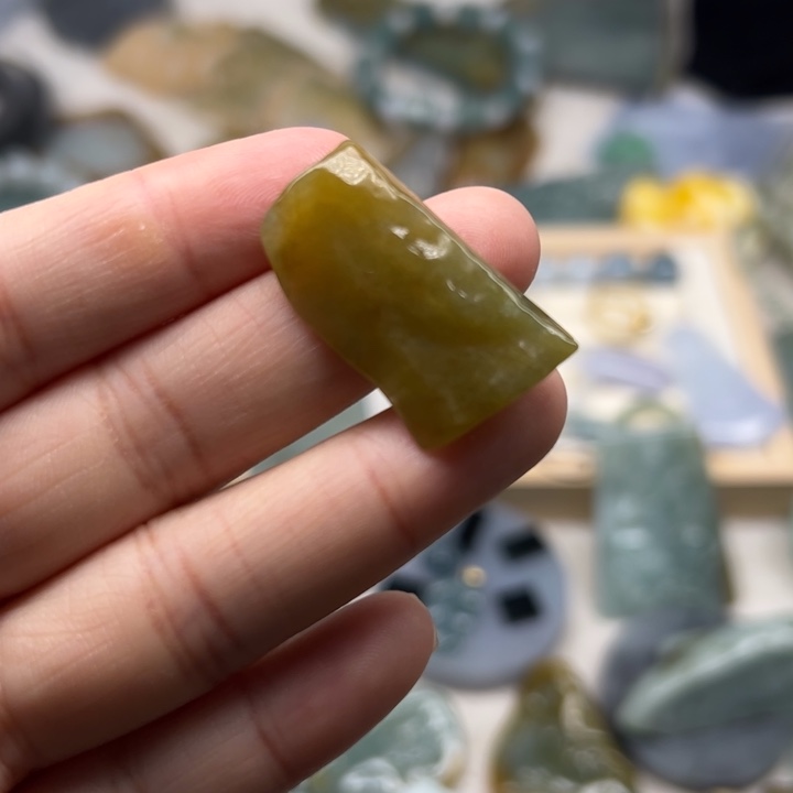 翡翠颈饰未镶嵌毛料