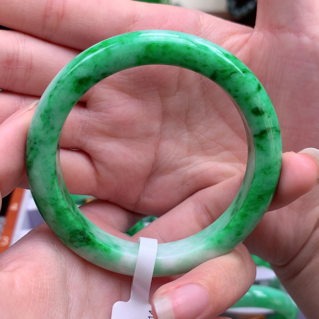 翡翠手镯未镶嵌翡翠