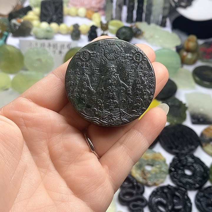 蛇纹石玉颈饰合金