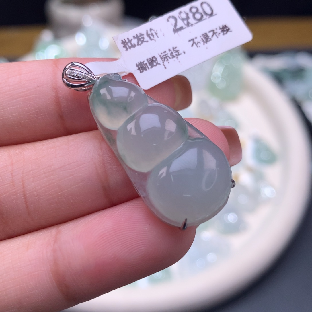 颈饰18K金镶嵌翡翠福豆