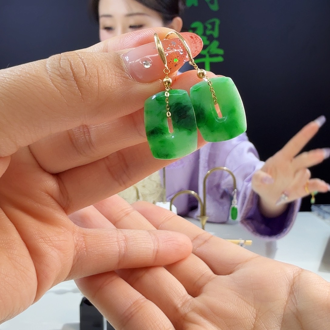 翡翠耳饰18K金镶嵌18k镶嵌大小不一样