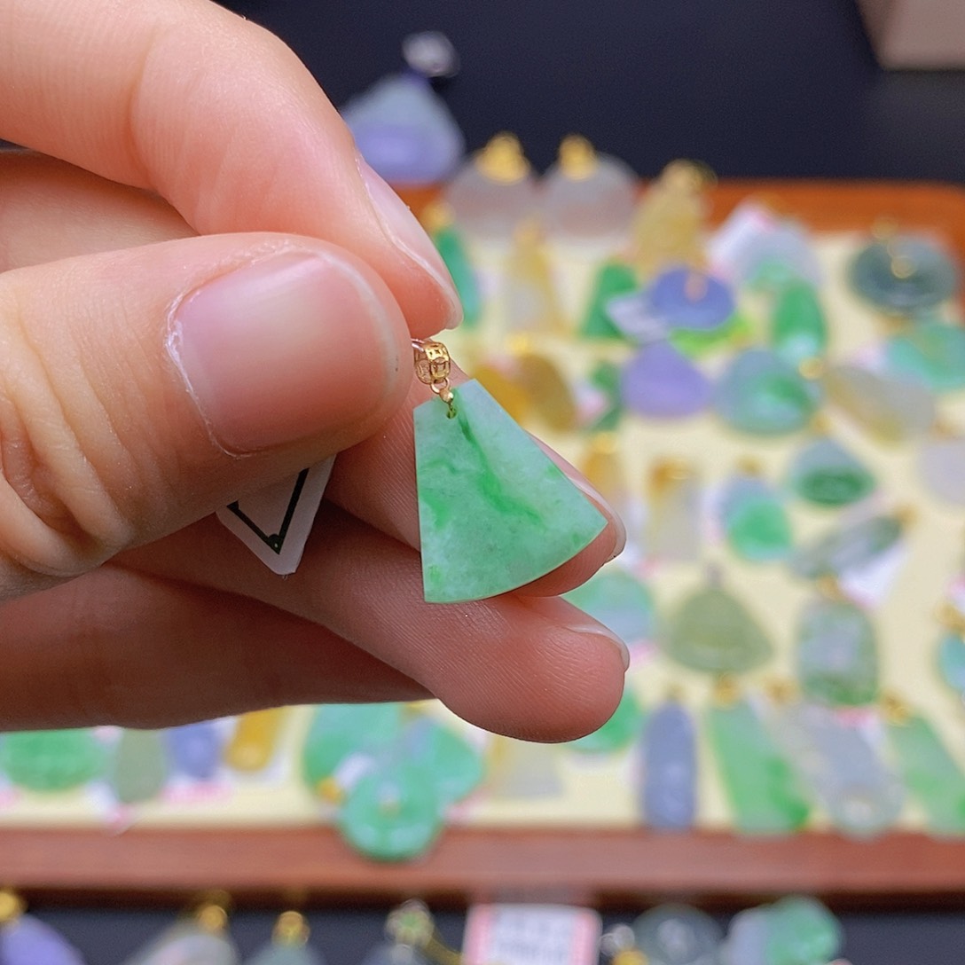 翡翠颈饰18K金镶嵌翡翠